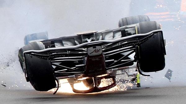 19. Formula One F1 | Silverstone Pisti'nde koşulan Britanya Grand Prix'sinde Alfa Romeo'nun sürücüsü Guanyu Zhou'nun Mercedes pilotu George Russell'la çarpışmasının ardından takla attı.