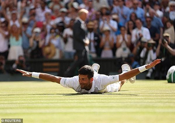 20. Wimbledon finalinde Avustralyalı Nick Kyrgios'u yenen Sırp Serbia's Novak Djokovic şampiyonluk sevincinde yerlerde.