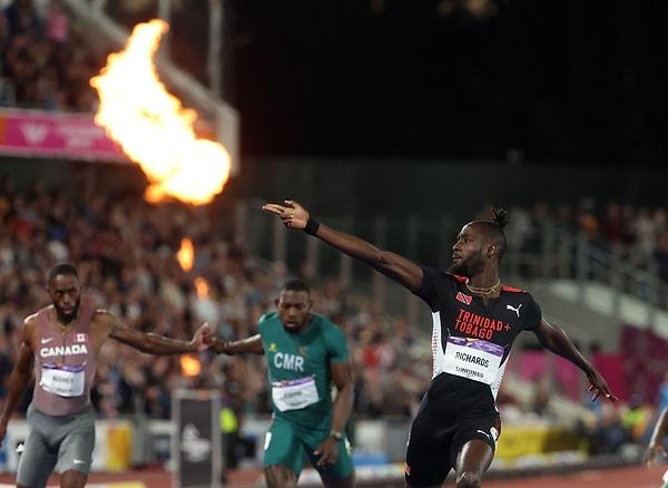 23. İngiltere'nin Birmingham şehrindeki Alexander Stadı'nda, erkekler 200 metre finali... Trinidad ve Tobago'lu Jereem Richards'ın altın madalya coşkusu.