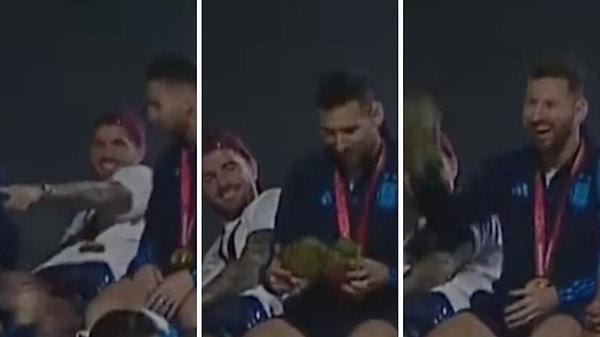 Oyuncağı alan Messi, ninja kaplumağayı görünce arkaşlarına gösterip birlikle kahkaha atmıştı.