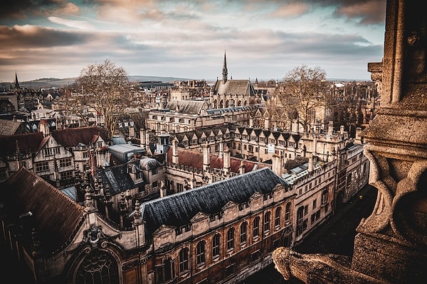 12. Aztek İmparatorluğu 1428'de kurulmuşken Oxford Üniversitesi 1096'da kurulmuştur. Yani Oxford Üniversitesi, Aztek İmparatorluğu'ndan eskidir.