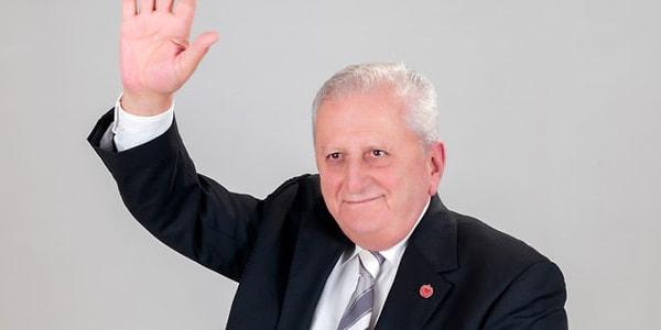 1977 yılında Adalet Partisi'nden Bergama Belediye Başkanı seçildi. 12 Eylül 1980 yılına kadar ilçe belediye başkanı olarak görev alan Serdaroğlu, 1984 senesinde DYP İzmir il teşkilatının kurulmasında rol oynadı.
