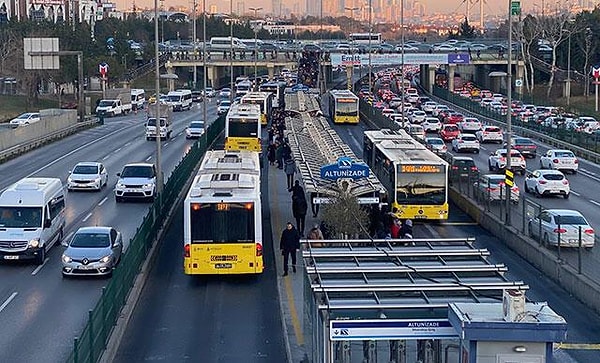 Son günlerde İBB ulaşım fiyatlarında artışa gidilmesi gündem olmuştu. Yeni gelen doğal gaz indirim haberi ise milyonlarca kullanıcıya rahat bir nefes aldıracak.