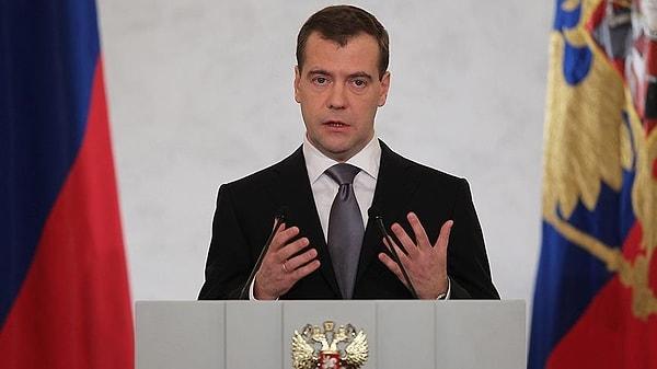 'Kahinler ve komplo teorileri tamamen safsatadır’ diyenleri de unutmadık: Eski Rusya Başbakanı Dmitry Medvedev’in 2023 öngörülerini de sizler için hazırladık.