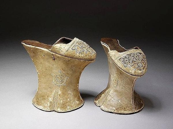 On beşinci yüzyılda ise erkekler, eşlerinden "chopine" adlı bir ayakkabı giymelerini istedi. Bu ayakkabıların görünümlerinden dolayı değil eşleri başka birine kaçmasın diye giymelerini istiyorlardı.