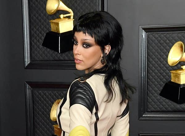 3. "Стрижка Wolf Cut"