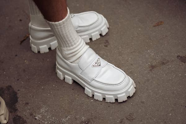 5. "Лоферы на толстой подошве должны перестать быть трендом, потому что они чертовски неудобны".