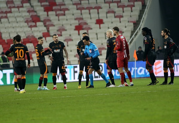 Galatasaray'ın 2-1 kazandığı Sivasspor maçında hakem Erkan Özdamar'ın iptal ettiği gol çok tartışıldı.