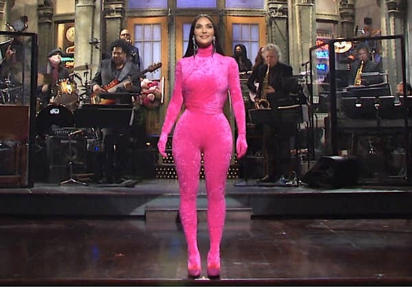 18. "Как вы называете эту штуку с брюки, превращающиеся в ботинки, которую всегда носит Ким Кардашьян? Заставьте это исчезнуть."