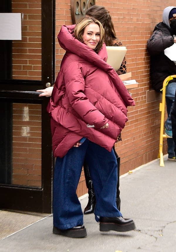 21. "Чрезмерно оверсайзная одежда . Я купила пальто размера XS Зотя я ношу размер больше), и оно все еще было очень свободным, что было бы прекрасно, если бы плечи не были до смешного велики".