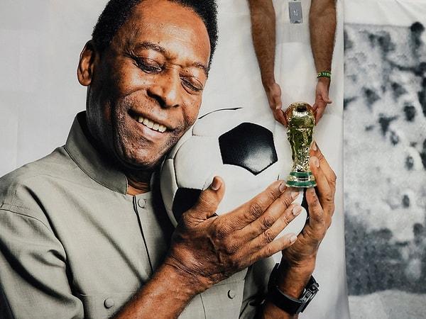 Pele dünya futbol tarihine adını altın harflerle yazdıran isimlerin başında geliyordu. Uzun zamandır sağlık sorunlarıyla gündeme gelen Brezilyalı yıldızın durumunun ciddileştiği haberi tüm sevenlerini korkutmuştu.