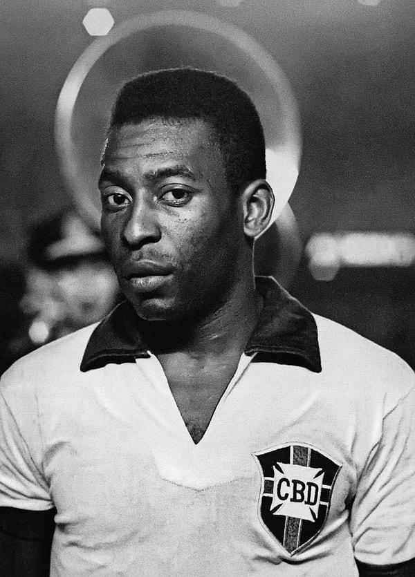 1958, 1962 ve 1970'te Dünya Kupası'nda zafere ulaşarak dev turnuvayı en çok kazanan oyuncu olan, Brezilya Milli Takımı'nın en önemli süperstarı, Dünya futbolunun gelmiş geçmiş en büyük yıldızlarından biri olan Pele uzun süredir sağlık sorunlarıyla mücadele ediyordu.