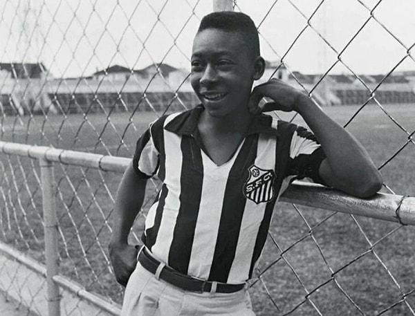 Santos’a adımını attığında sadece 16 yaşındaydı. Futbol Brezilya için tutkuyla eş anlamlıydı. Halk bu küçük çocuğu henüz tanımıyordu. İlk senesinde gol kralı oldu. Bu hiç normal değildi.
