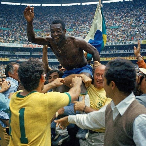 Pele sadece Brezilya’nın değil dünyanın mirası olacaktı. 19 yıl boyunca Santos forması giydi. 10 eyalet ve 6 lig şampiyonluğu, ikişer Libertadores Kupası ve Kıtalar Arası Kupa kazandı.