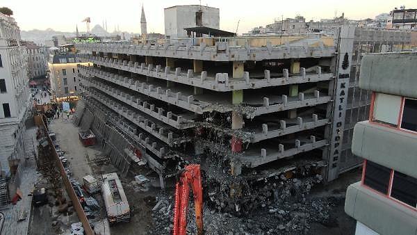 'Karaköy Meydan Projesi' kapsamında yıkımına karar verilen 46 yıllık, Karaköy Katlı Otoparkı'nda yıkım çalışmaları bugün başladı. İBB Başkanı Ekrem İmamoğlu da yıkım çalışmalarının başlangıcını takip etti. Yıkım çalışmalarının 3 ay süreceği, projenin tamamının ise 2.5 yıllık bir sürede tamamlanacağının öngörüldüğü belirtildi.