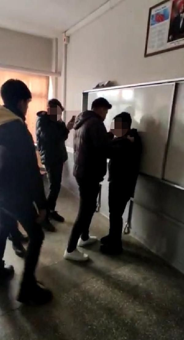 Zonguldak'ın Ereğli ilçesinde bir lisede, çekilen görüntülerde 11. sınıf öğrencisi N.G’nin sınıftaki arkadaşları tarafından darbedildiği görüldü. Diğer öğrenciler N.G'ye zorla şınav çektirmeye çalıştı.