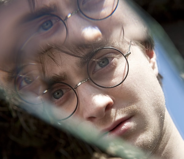 3. 'Harry Potter'ın son filminde Harry'nin bir anda çıkarıp kullandığı ayna parçasının nereden geldiği belli değildi.