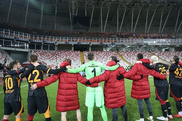 Son dakikalarda gelen golle, 3 puanı hanesine yazdıran Galatasaray, bu sonuçla tekrar liderliği ele aldı.
