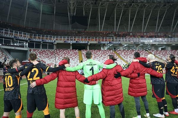 Son dakikalarda gelen golle, 3 puanı hanesine yazdıran Galatasaray, bu sonuçla tekrar liderliği ele aldı.