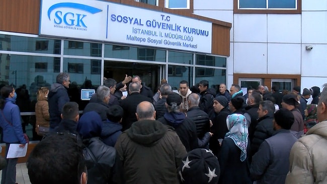 Maltepe SGK Müdürlüğü önündeki kuyruk