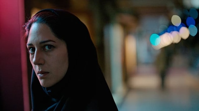 Nach dem Film sehen wir eine Frau, die mit ihren Taschen aus dem Bus steigt und nach einem Taxi sucht. Sie ist Arezoo Rahimi, eine Journalistin, die nach Mashhad kam, um mehr über den gefürchteten Serienmörder zu erfahren. Im Hotel angekommen, erzählt ihm der Fahrer von dem Terror, den der Spinnentöter in der Stadt angerichtet hat.