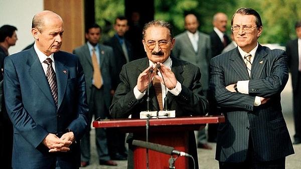 Bir şekilde sistem 1999'a kadar geldi ancak daha gidecek gibi değildi. Bülent Ecevit başbakanlığındaki 17. koalisyon hükümetinde halen aktif siyasette bulunan Devlet Bahçeli ve partisi MHP 21 yılın ardından yönetimde yer alırken, Mesut Yılmaz'la ANAP da vardı.