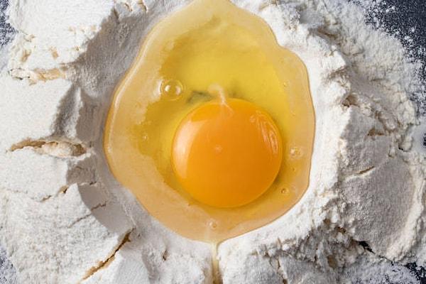 Dış görünüşünde ya da renginde bir sorun olmamasına rağmen bayatlamaya yakın yumurtalar, kullanıldıkları durumlarda çok kokarlar. Bu durumda sizde yediğiniz tatlılarda ya da hamur işlerinde yumurta kokusundan rahatsız olursunuz.