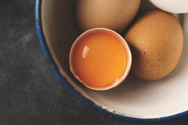 Yumurtaları tariflerin içerisinde yanlış bir şekilde pişiriyorsanız yani verilen süreden daha çok ya da daha kısa sürede pişirirseniz yumurta kokusunu baskın şekilde hissederseniz.
