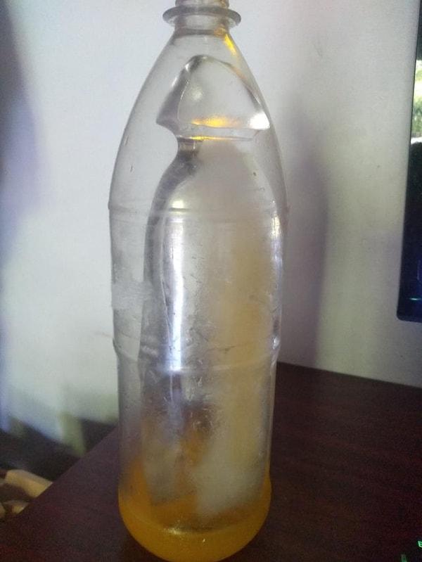 1. Donmuş su şişesinin içinde eriyen buz.
