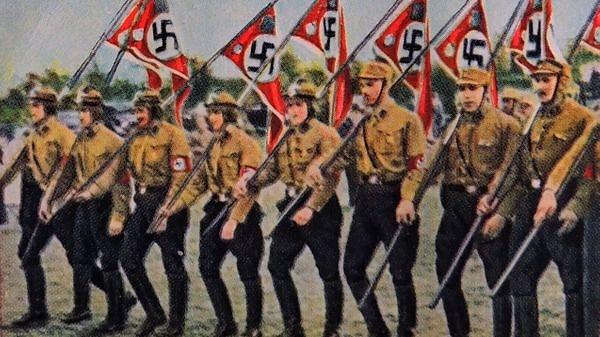 Nazi subayları olarak giyinen Arondeus ve arkadaşları, nüfus müdürlüğüne bu kılıklarıyla gittiler.