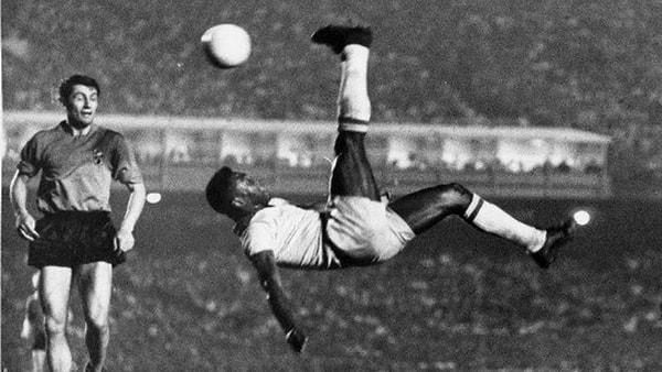 8. Dünya Kupası final maçına çıkan en genç oyuncu olarak tarihe geçen ve sadece on yedi yaşındayken aynı final maçında iki gol atan sayısız başarı kazanmış Pele'nin şu ikonik fotoğrafı👇