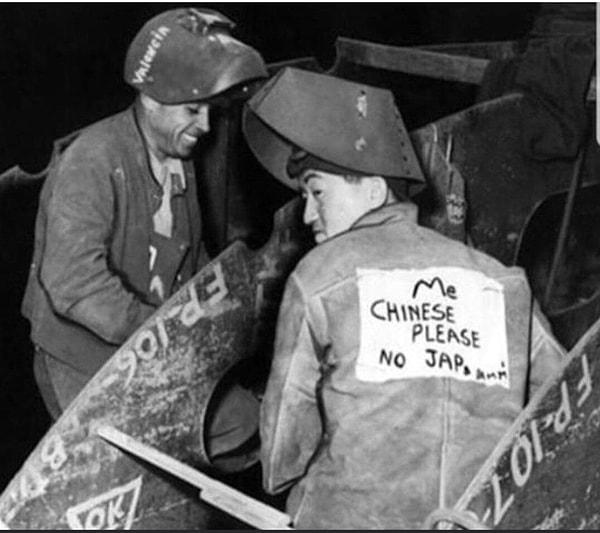 4. Amerika'nın Pearl Harbour saldırısından sonra, bir işçinin 'Ben Çinliyim. Lütfen. Japon değil." demeye çalışması👇