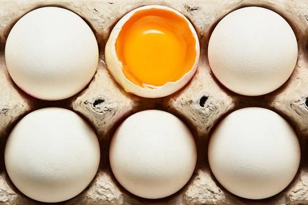 İkinci yöntem ise, eğer yumurta taze ise kırıldığında sarısı dağılmaz ve tok şeklinde durur. Rengi oldukça parlak ve kıvamı oldukça akışkan haldedir. Eğer yumurta bayatsa; kırıldığı anda sarısı dağılır, akışkanlığı azalır.