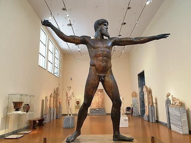 When looking at sculptures of male figures from ancient Greece, many of us have noticed that their penises appear smaller than average.