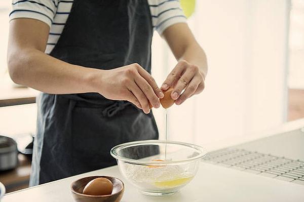 Yumurta kokusu bulaşıklarınızdan bir türlü çıkmıyorsa yapmanız gereken tek şey bulaşık makinesinin kaşıklık bölümüne bir dilim limon eklemektir.