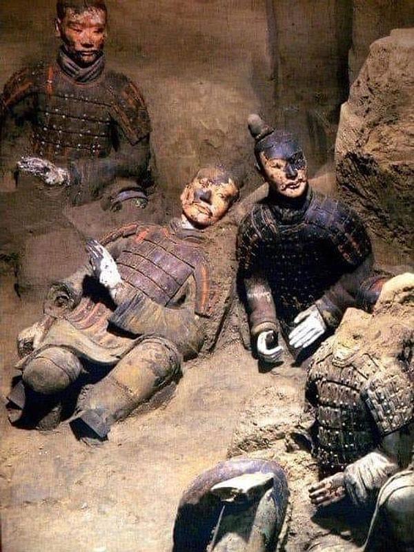 10. Kazılardan çıkarılan, orijinal renklerini kaybetmemiş Teracotta savaşçılarının 2000 yıllık heykellerinin 1974 yılında çekilen fotoğrafı👇