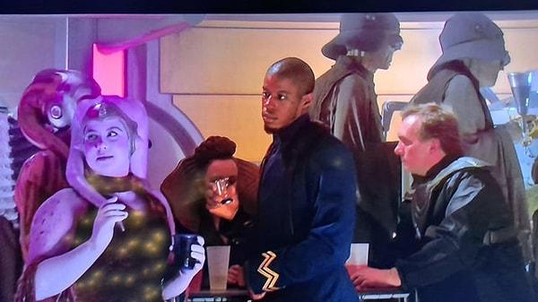 11. Attack of the Clones (2002) filminde Jar Jar karakterini canlandıran Ahmed Best'in bar sahnesinde hiç makyajı yok!