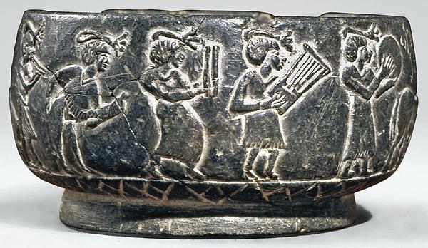 Antik Mısır'da yapılmış bu kase de eteğini kaldıran bir kadının tasvirini içeren bir başka eser.