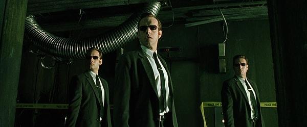 7. Matrix (1999) filmindeki son sahnede polislerin en başta olay yeri incelemesinden sonra koydukları kaset hala arkada duruyor.