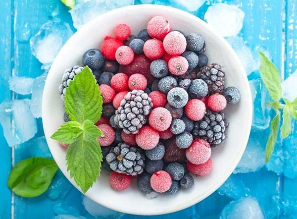 11. “Dondurulmuş meyve ve sebzeler. Modern şok dondurma tekniği neredeyse tüm besin maddelerini korur ve her zaman mevsiminde toplandıkları için mevsiminde taze olanları kadar besleyicidirler, mevsimi değilse daha da besleyicidirler.”