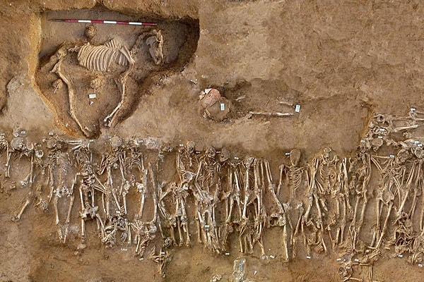 12. M.Ö. 409 yılından kalma toplu bir mezar ve bir at👇