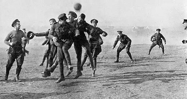 15. Tam 108 yıl önce, 1914 yılında İngiliz ve Alman askerlerinin yılbaşı arifesi nedeniyle siperlerinden ayrılıp dostane maçlarının yansıdığı fotoğraf👇