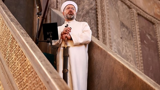 Yine Kılıçla Hutbe: Diyanet İşleri Başkanından ‘İyi İnsan’ Vurgusu