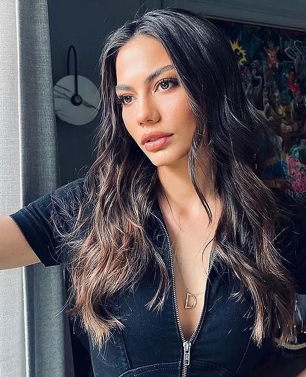 Eşref Rüya dizisiyle fırtınalar estiren Demet Özdemir, hem kariyeri hem de özel hayatıyla sık sık gündem oluyor.