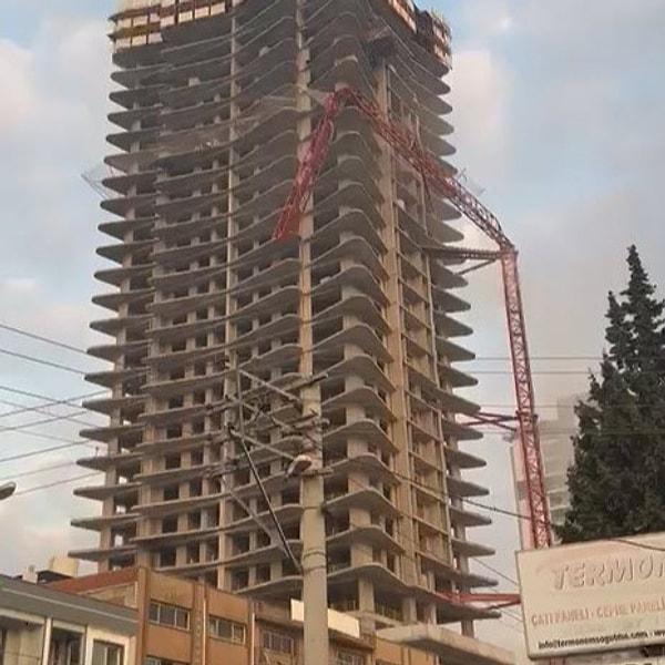İzmir’in Bornova ilçesinde bir otel inşaatındaki kule vincin bir kısmı devrildi. İzmir Valisi Yavuz Selim Köşger, Bornova'daki inşaatta yaşanan vinç kazasında 5 kişinin öldüğünü, 2 kişinin yaralandığını açıkladı.