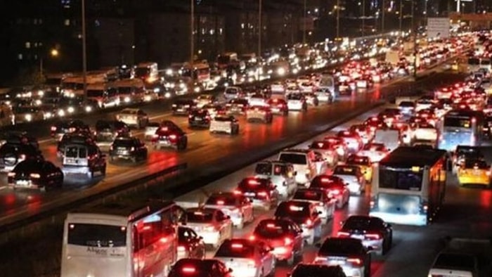 İstanbul’da Cuma Trafiği: Yoğunluk Yüzde 71’i Buldu