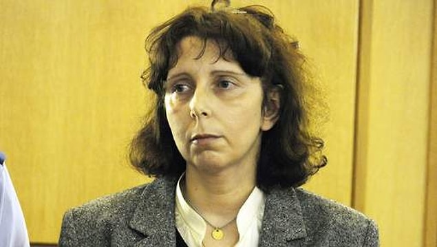 Lhermitte versuchte Selbstmord, nachdem sie alle ihre Kinder getötet hatte, scheiterte jedoch und rief die Behörden an. Wenn die Bullen das Haus erreichen, an der Tür,