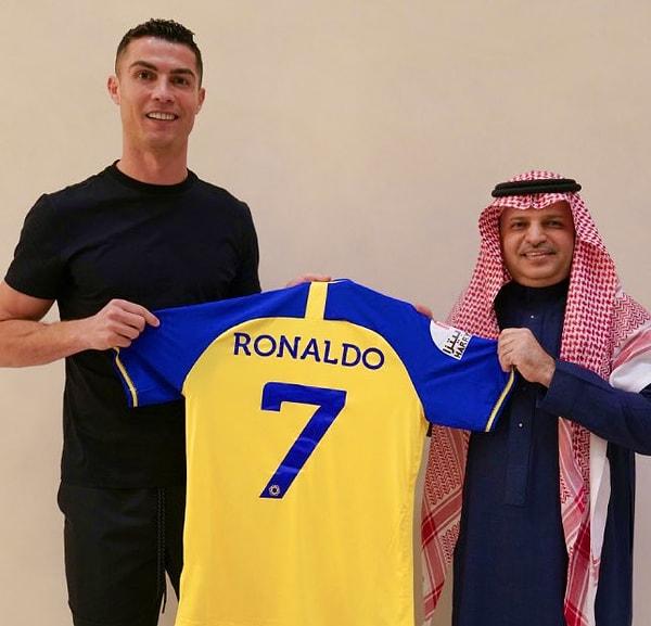 Cristiano Ronaldo, Suudi Arabistan Ligi takımlarından Al Nassr ile 2,5 yıllık anlaşma sağladı.