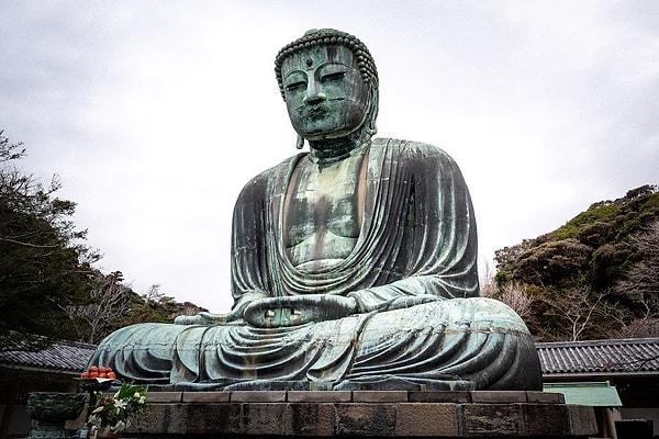 4. Katamandu'da Buda sanılarak dizlerine kapanılan ünlü kimdir?