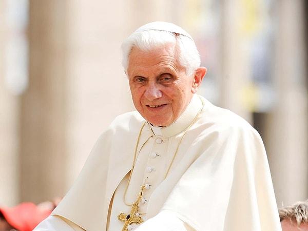 Papa 16. Benedictus, 11 Şubat 2013 tarihinde istifa etmiş ve 28 Şubat’ta görevini bırakmıştı. 16. Benedict, Ortaçağ'dan bu yana istifa eden ilk Papa olmuştu.
